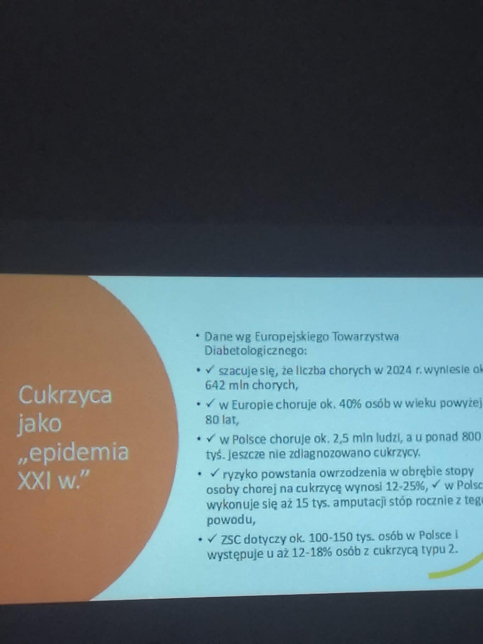 Na zdjęciu widać slajd z edukacyjnego filmu o cukrzycy wyświetlanego podczas projektu. Slajd przedstawia dane o cukrzycy jako epidemii dwudziestego pierwszego wieku.